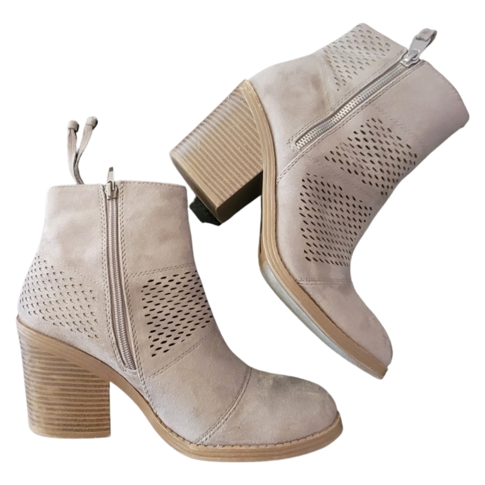 Soda ankle boots with chunky heels and zippers with tassles.